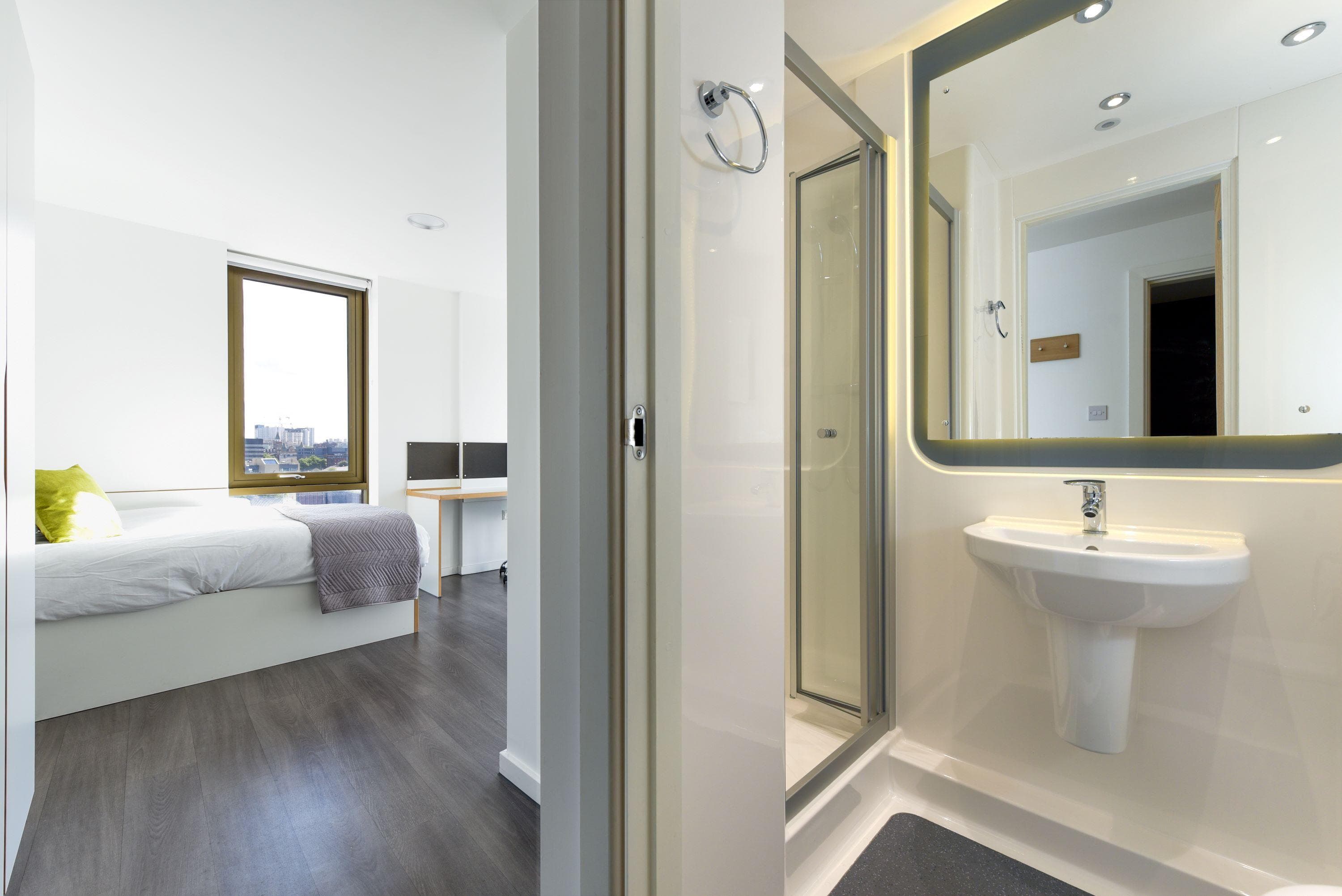 Liverpool-Byron-Point-Ensuite-gold