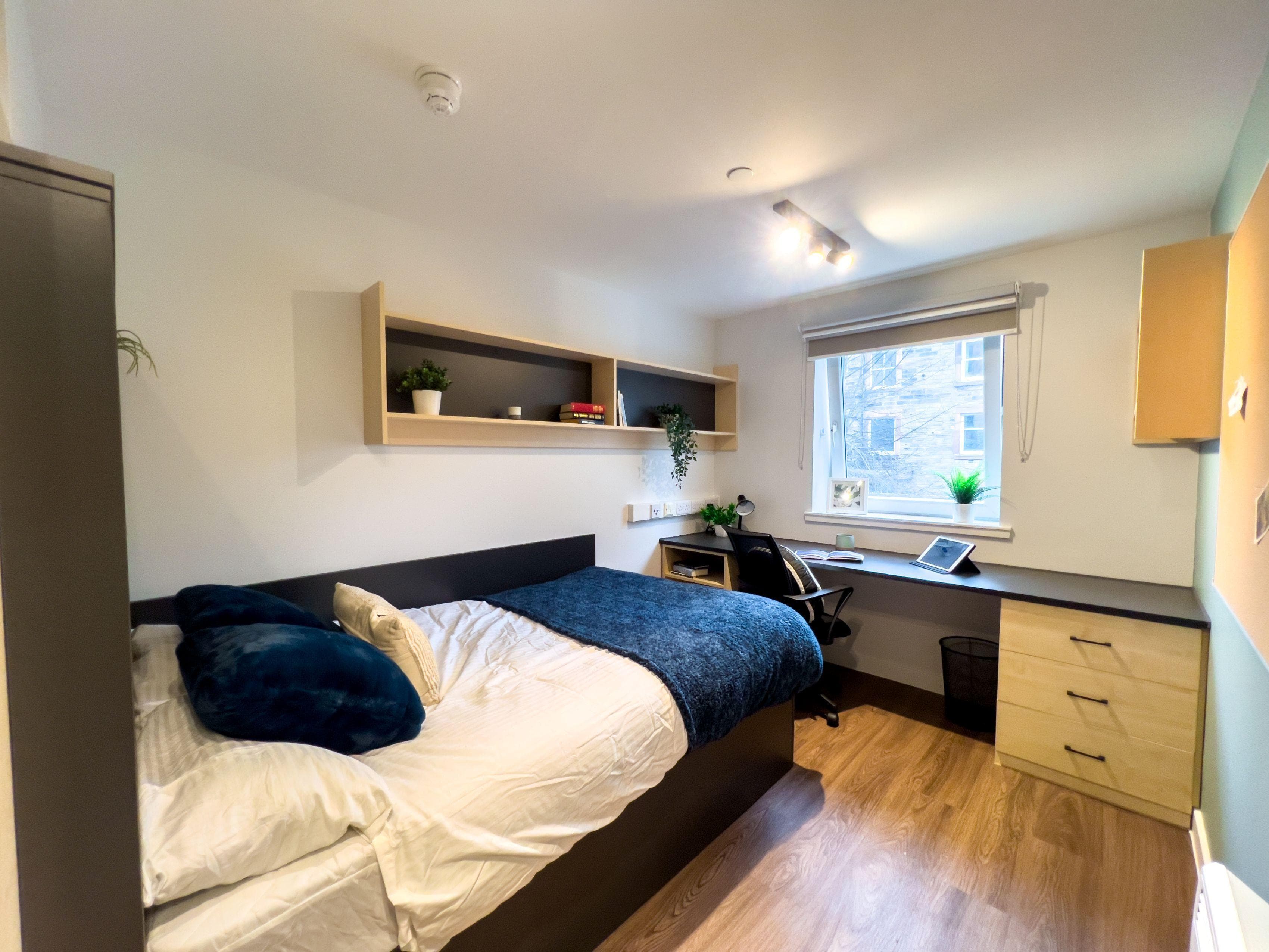 Portsburgh-Ct-Ensuite-Gold