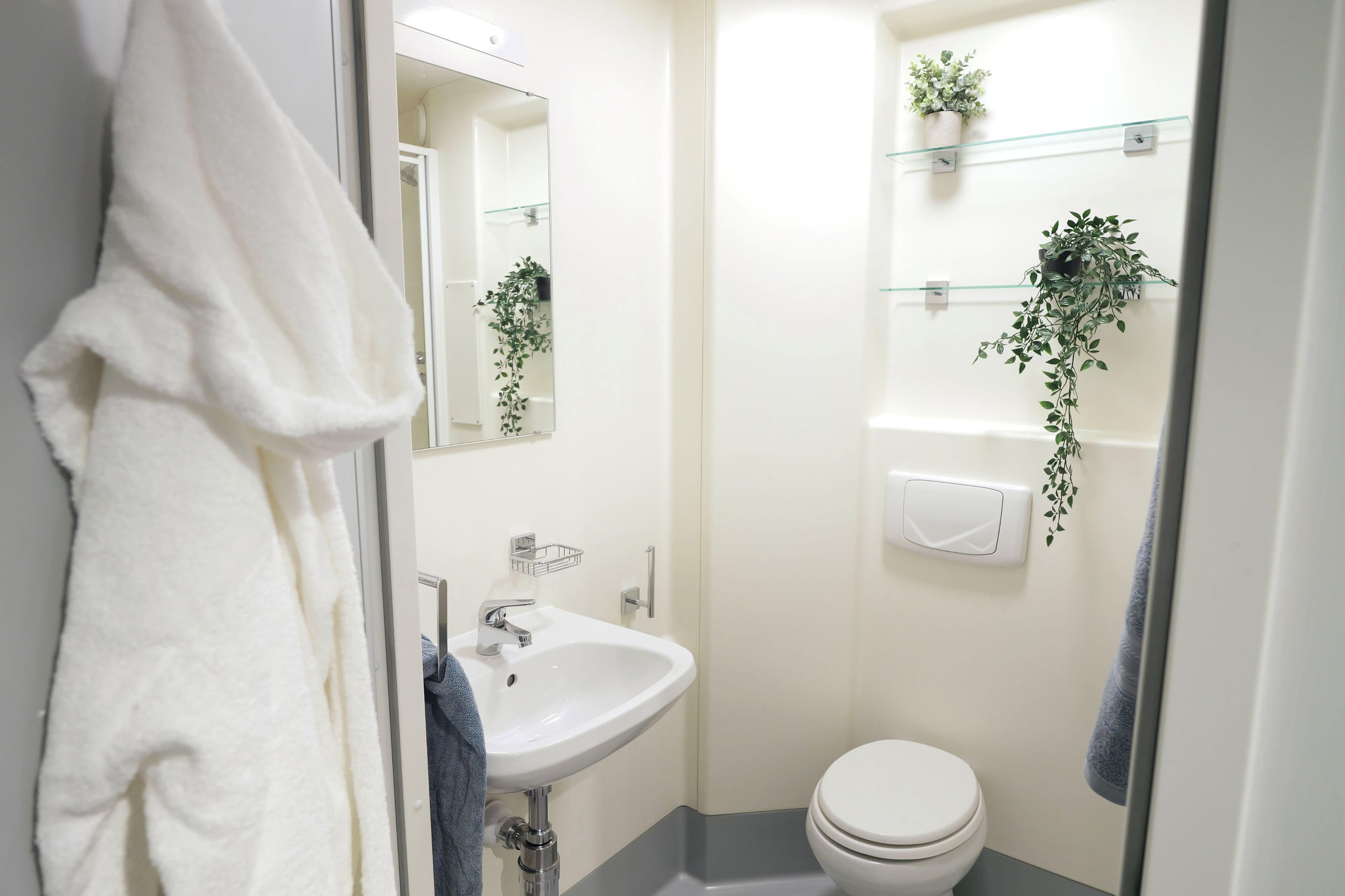 Portsburgh-Ct-Ensuite-Gold-1