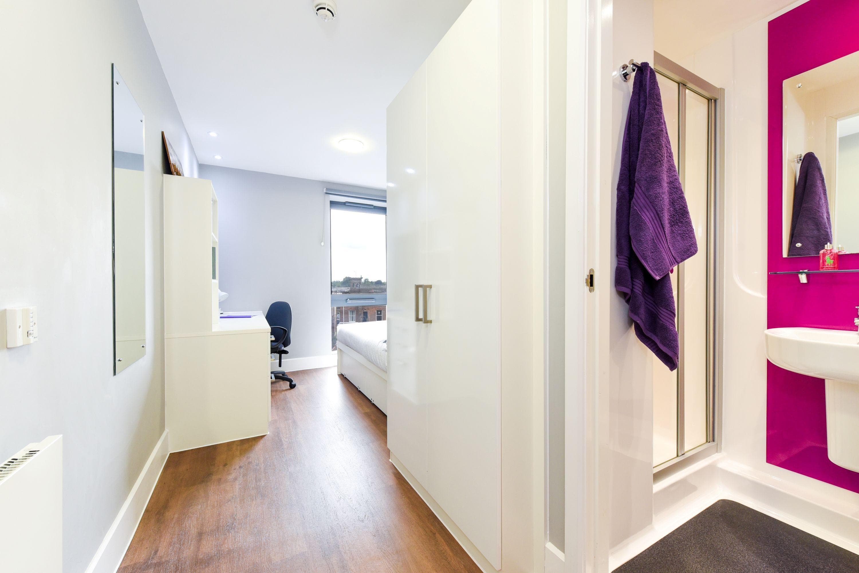 Tramways-ensuite-silver