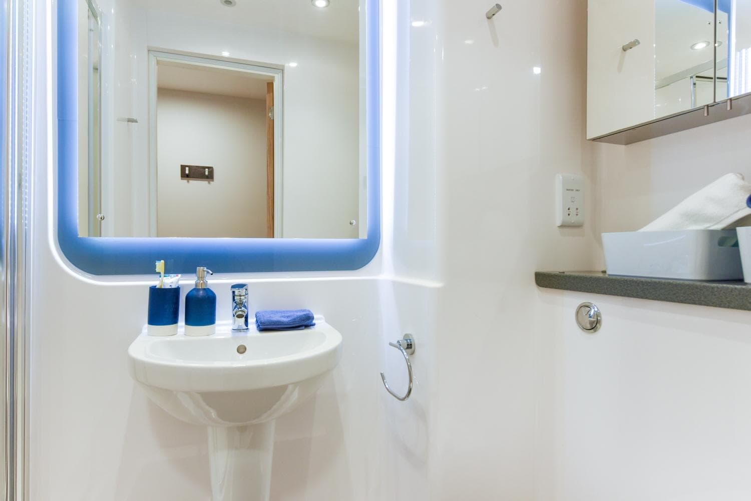 Swansea-St-Davids-c8-ensuite-2