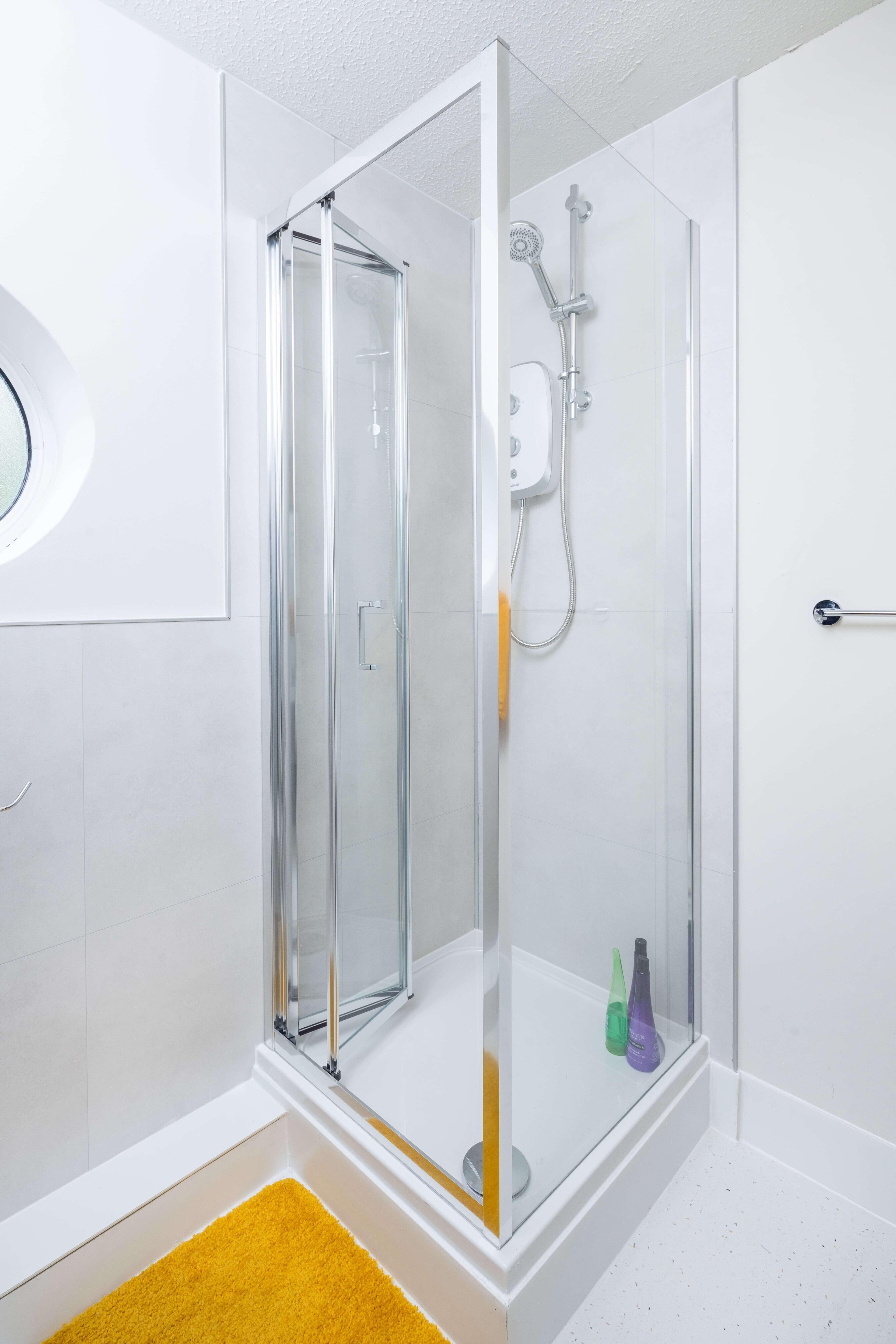 Railyard-Ensuite-silver-refurb-11