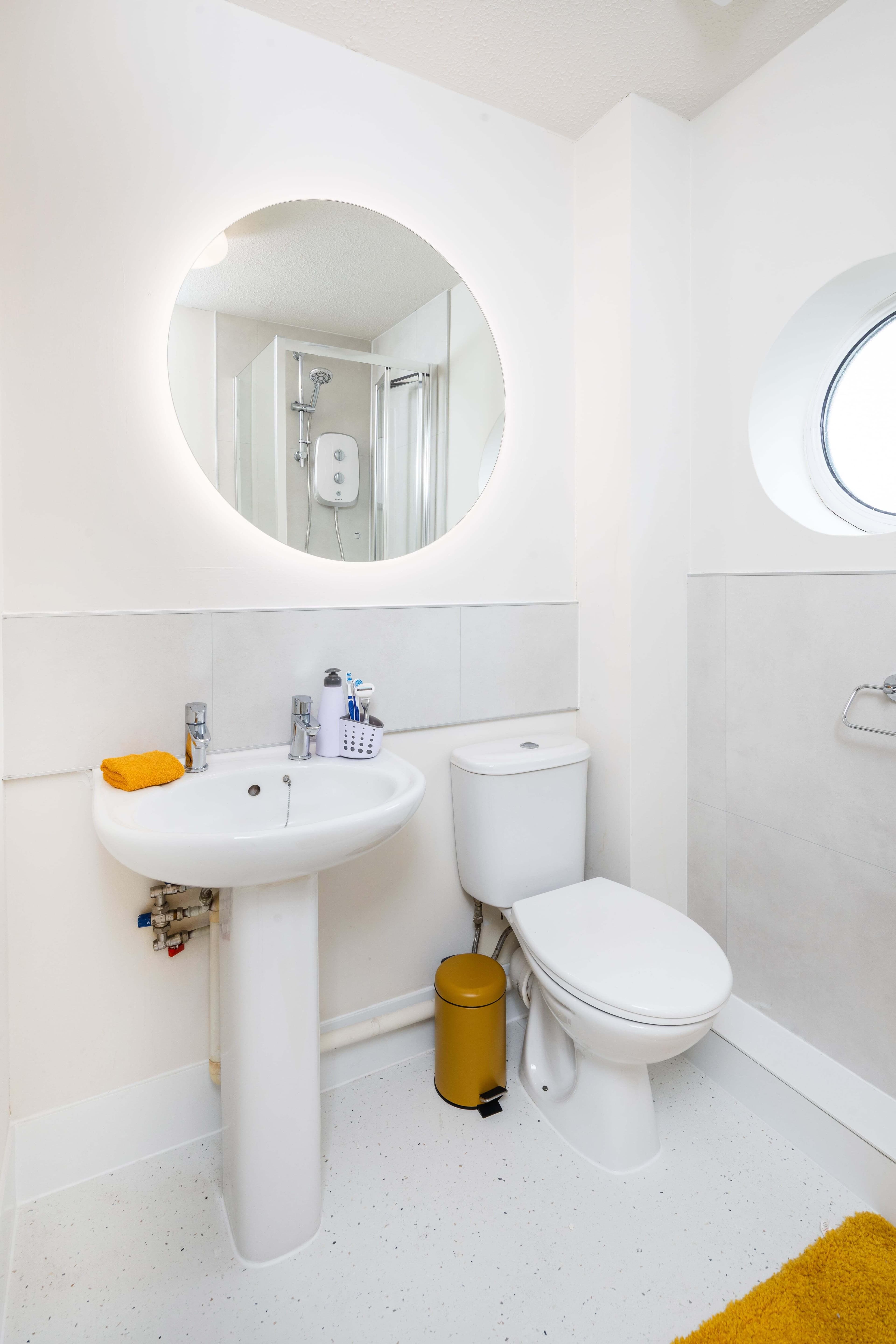 Railyard-Ensuite-silver-refurb-10