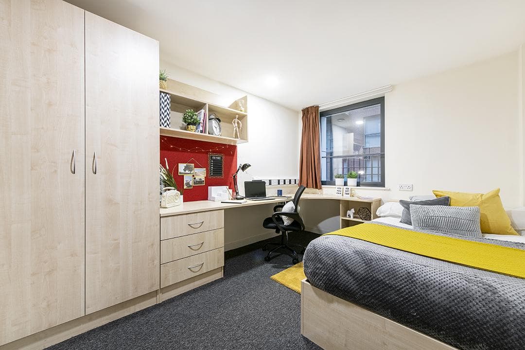Sheffield-3-Ensuite-silver-and-silver-plus