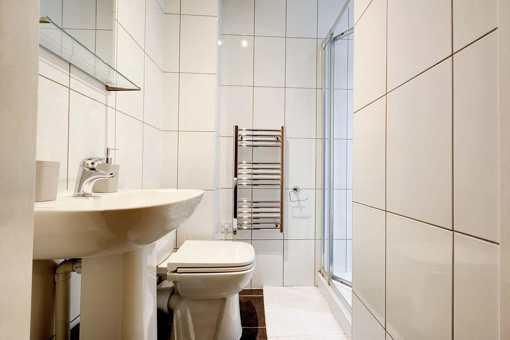 Newarke-St-studio-silver-plus-bathroom-1
