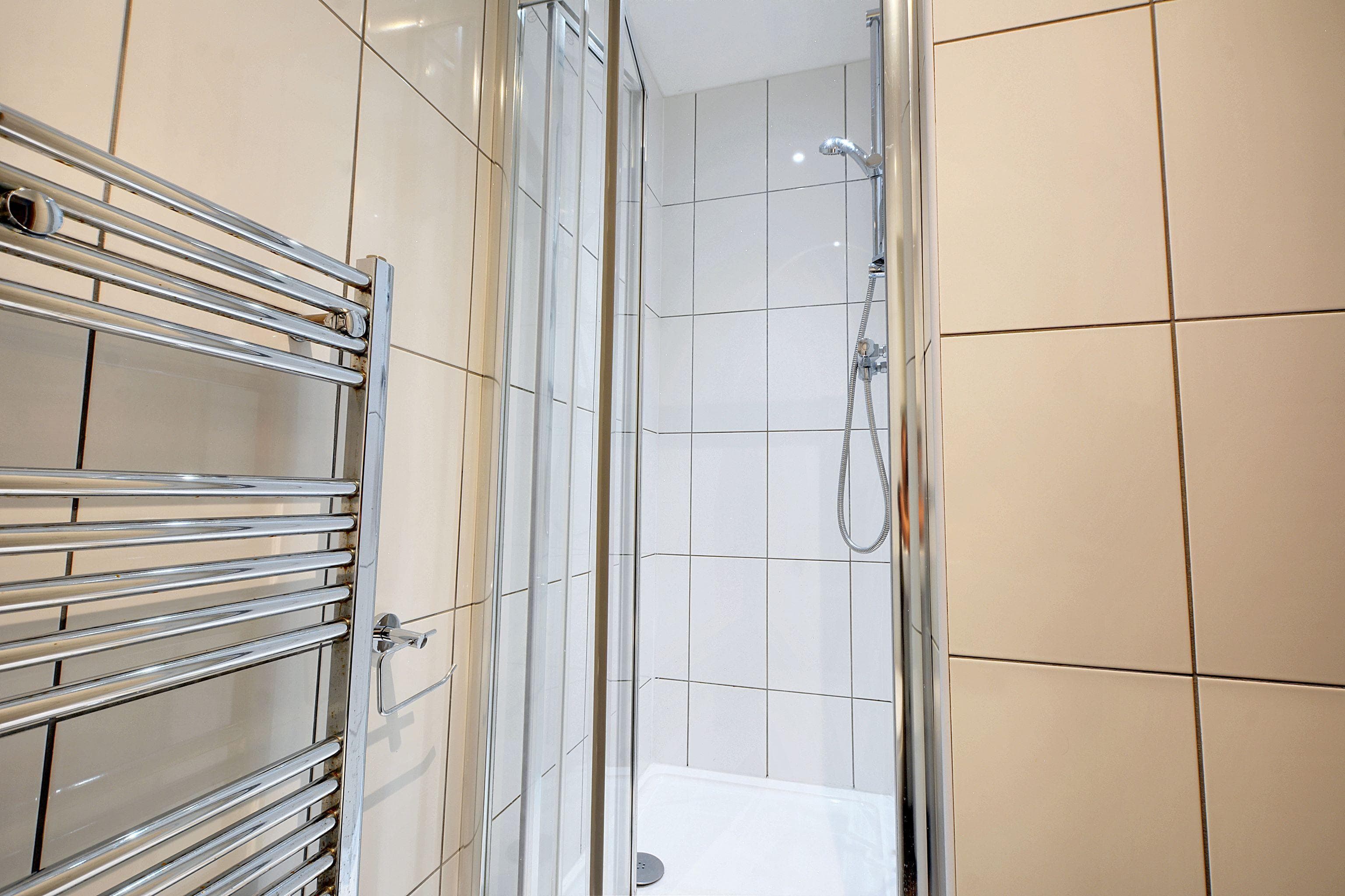 Newarke-St-studio-gold-plus-bathroom-1