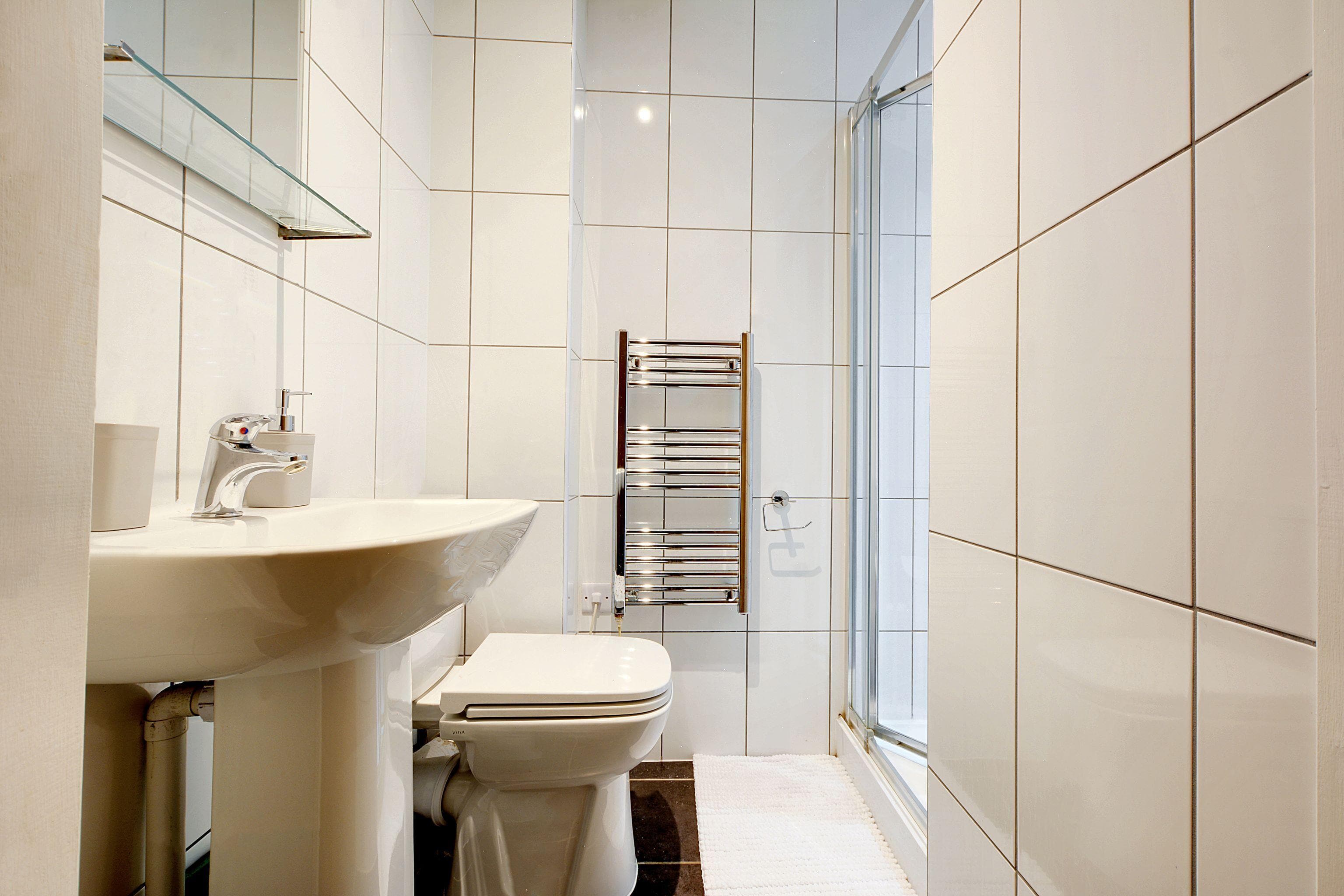 Newarke-St-2-bed-bronze-bathroom-1