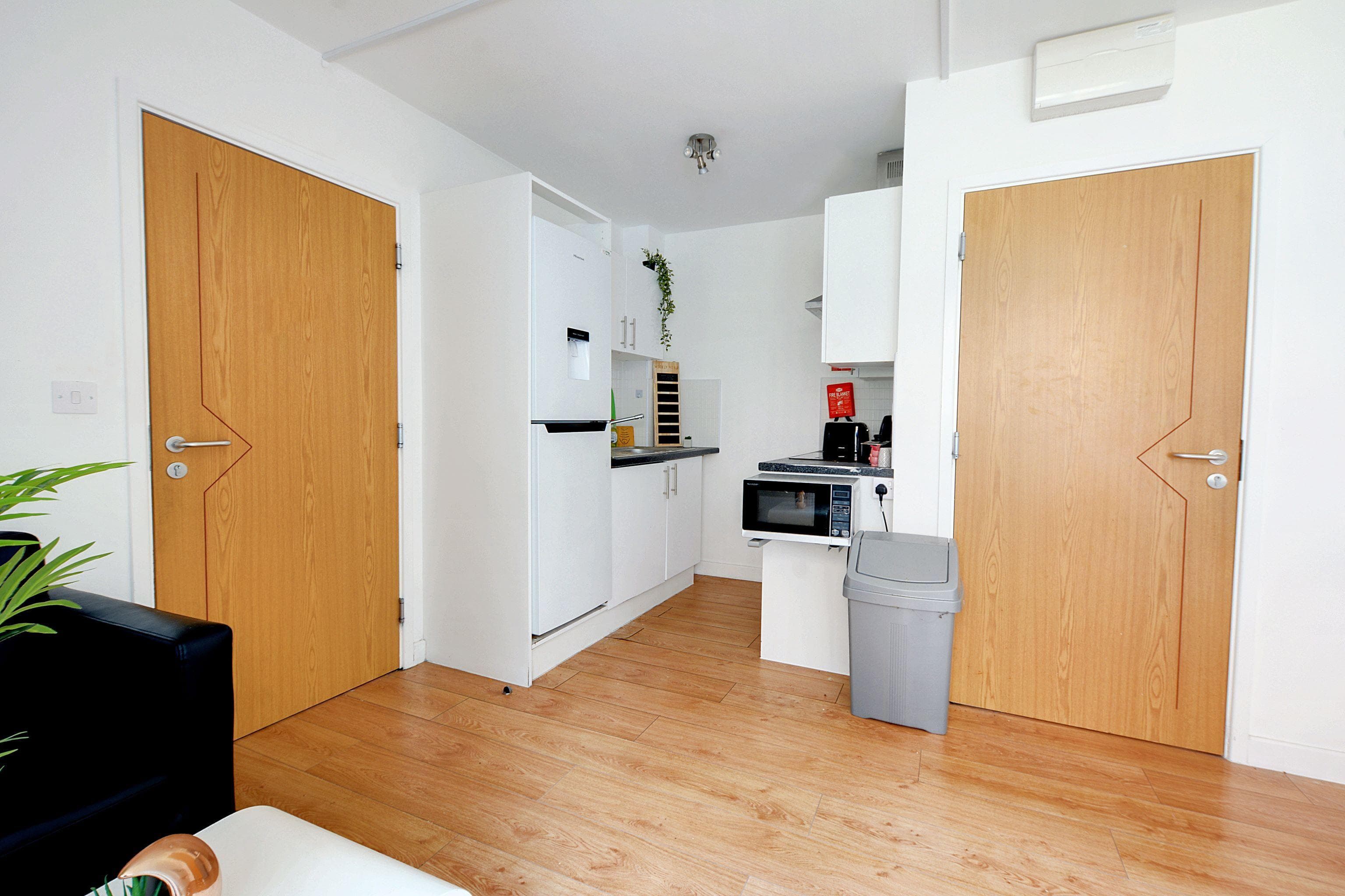 Newarke-St-4-bed-bronze-apartment-kitchen-2