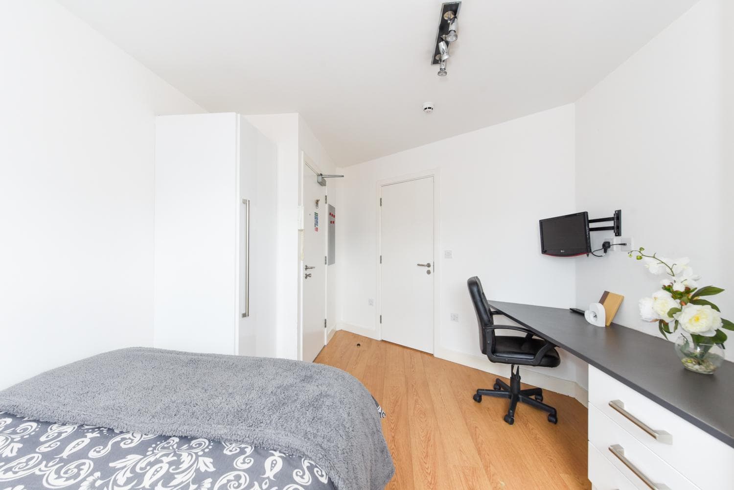 Eastern-Boulevard-ensuite-16A-5