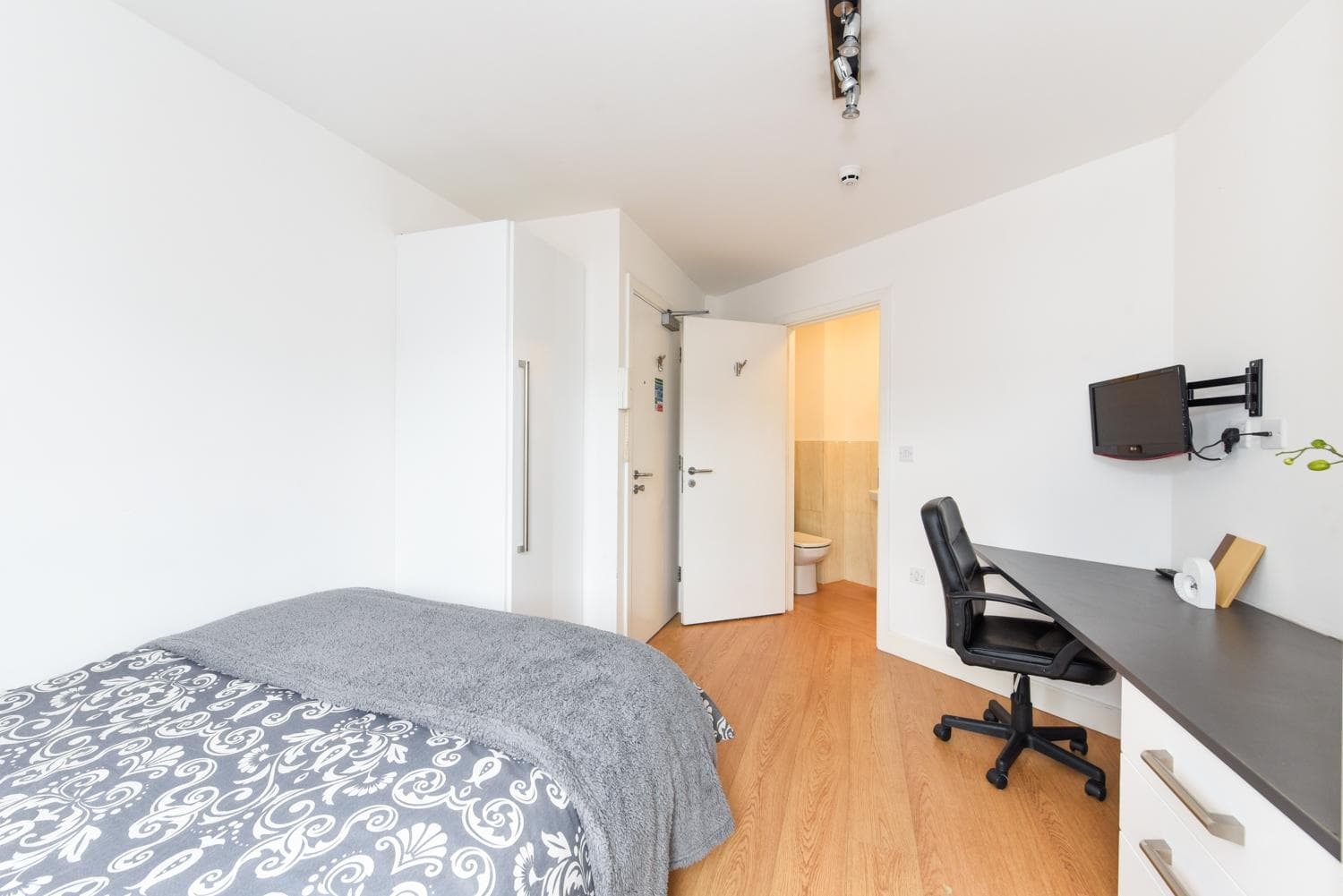 Eastern-Boulevard-ensuite-16A-4