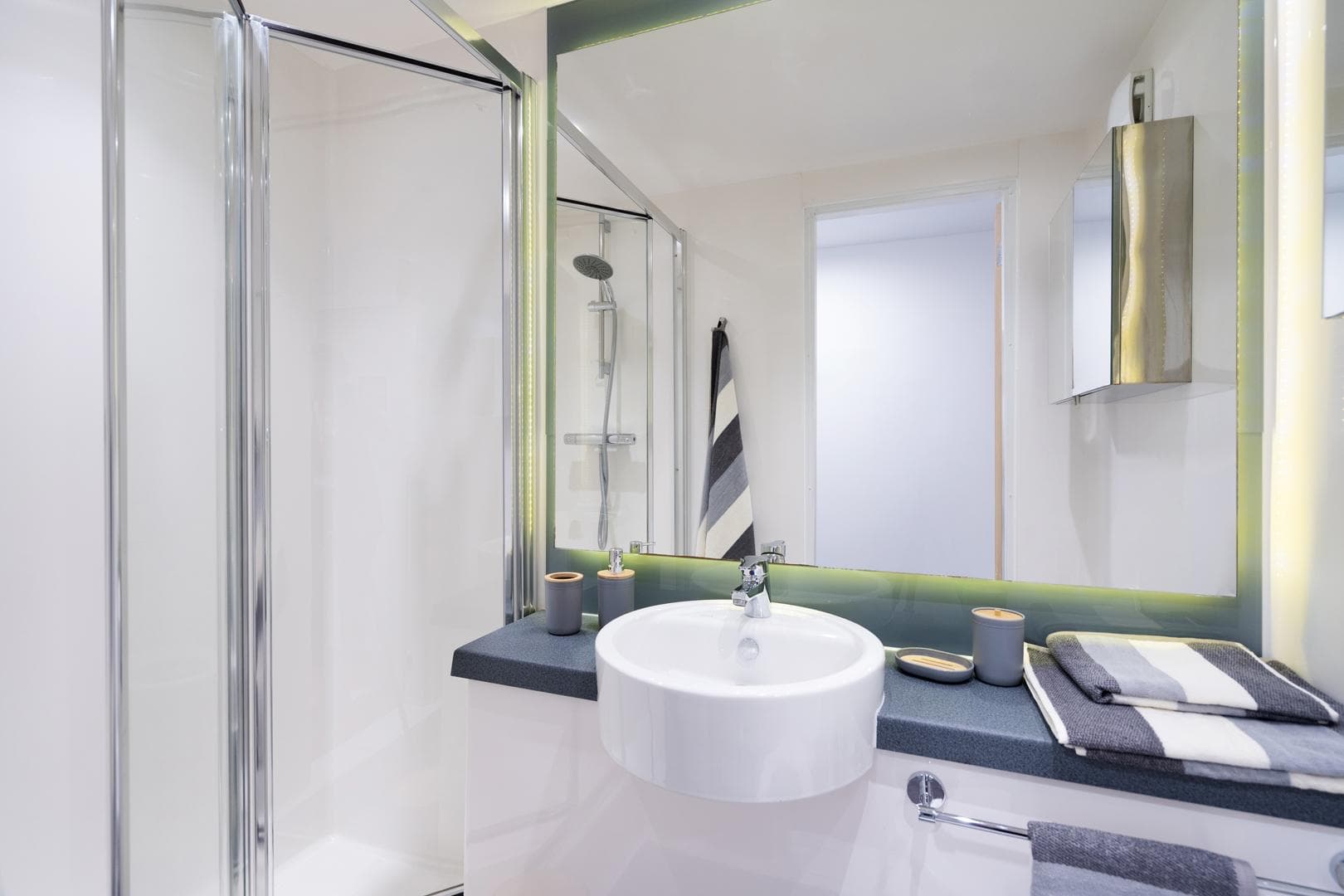 Ensuite-bathroom-1