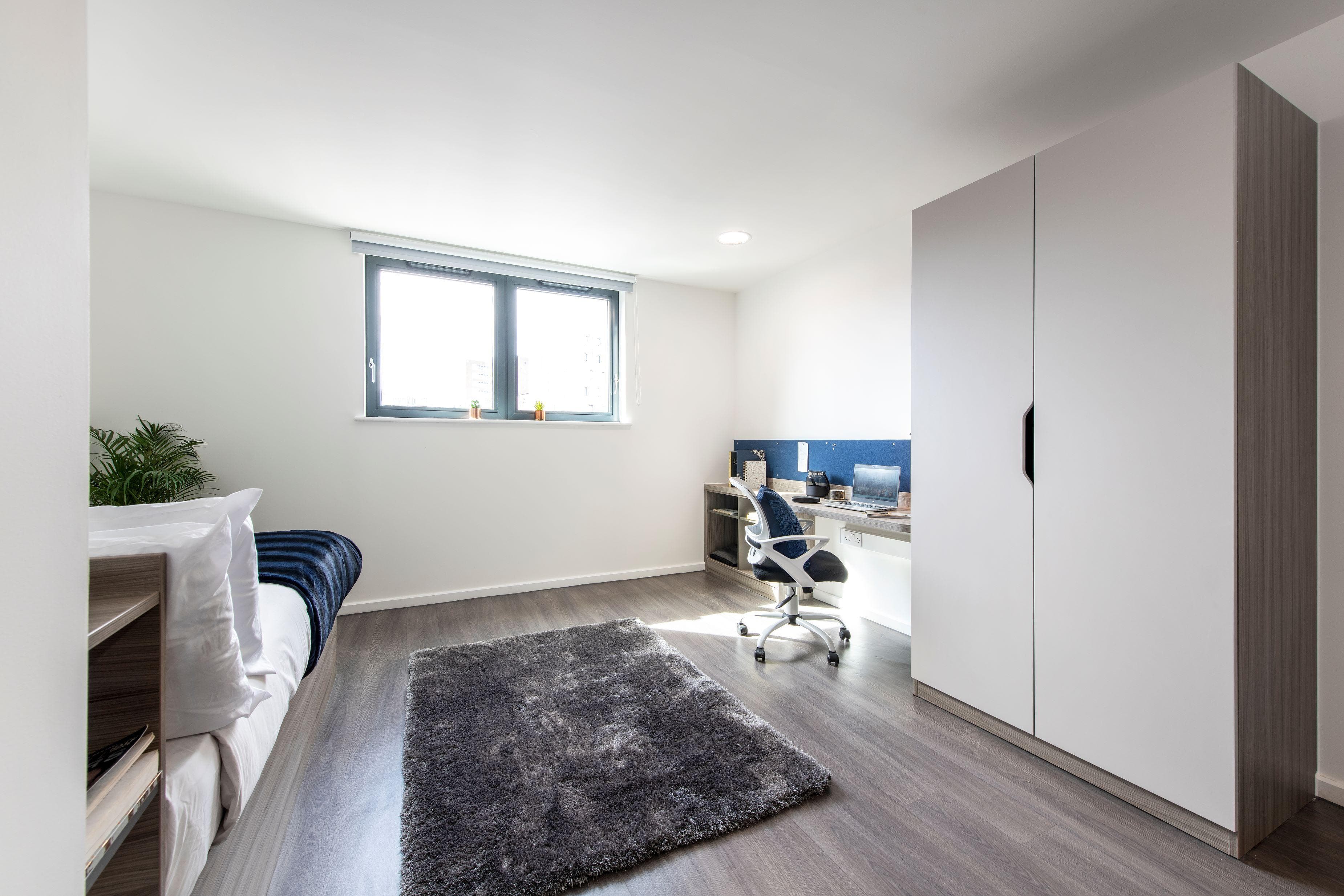 Hollis-ensuite-gold