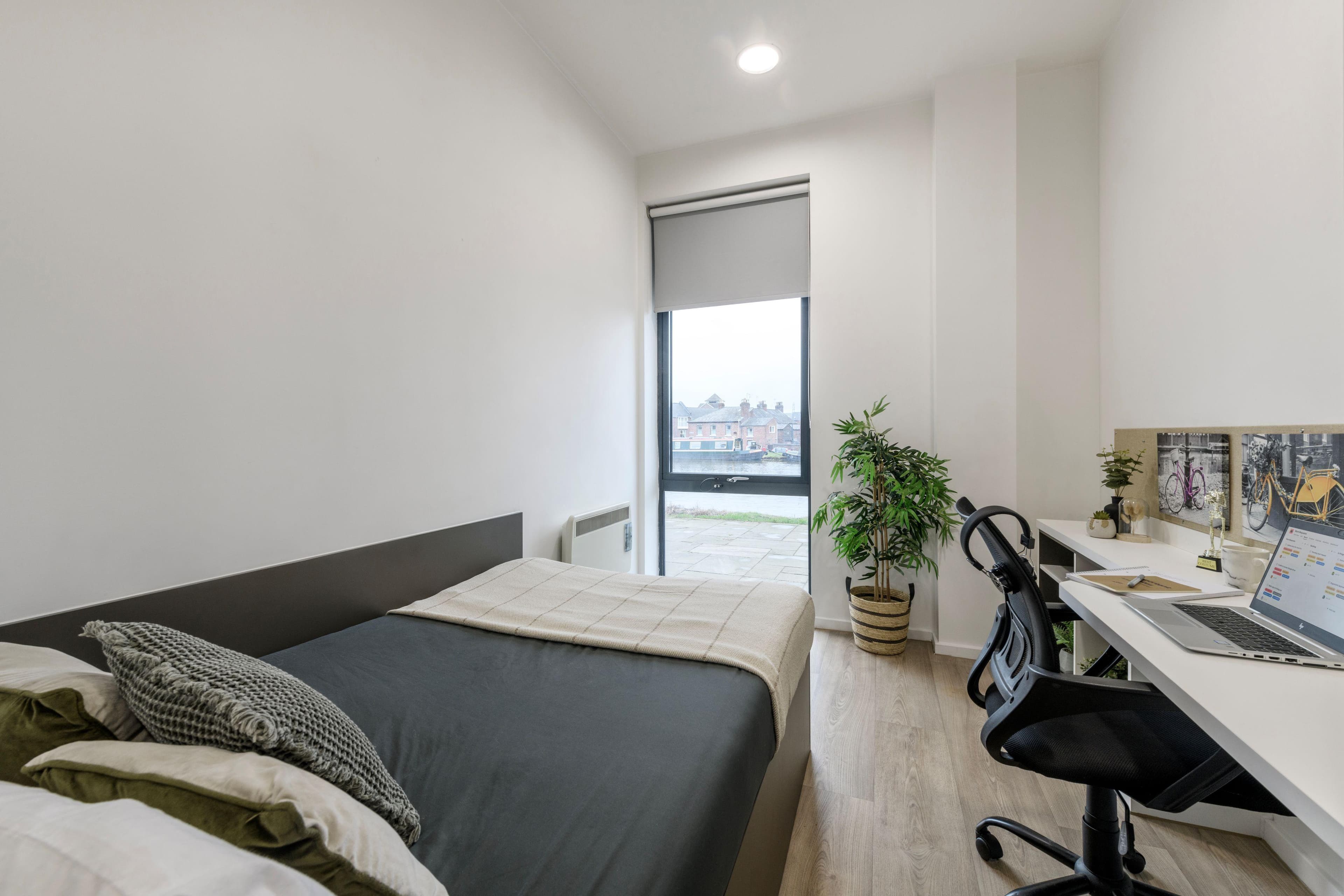 Chester-Towpath-Ensuite-Waterfront