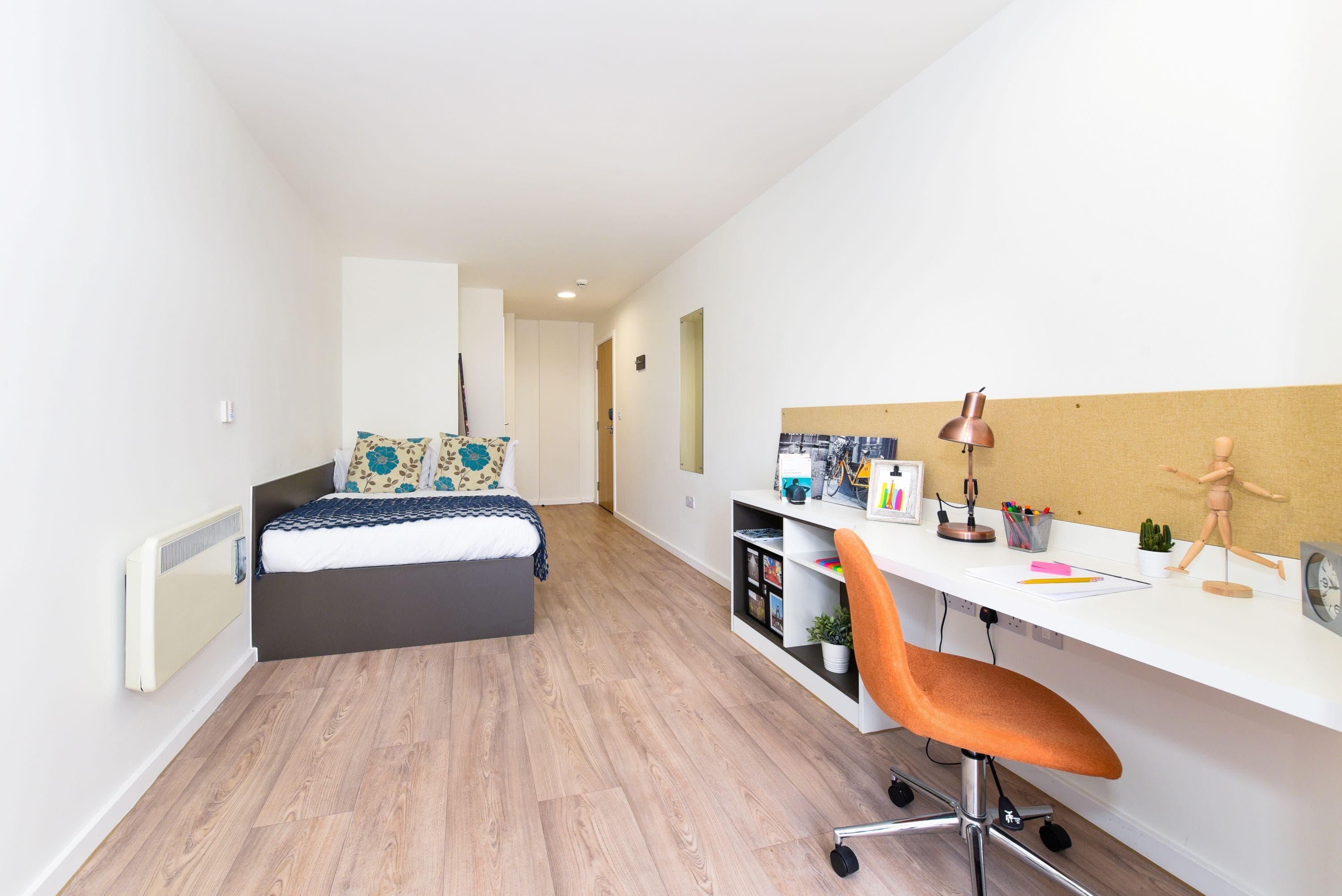 Chester-Towpath-ensuite-gold-balcony-4