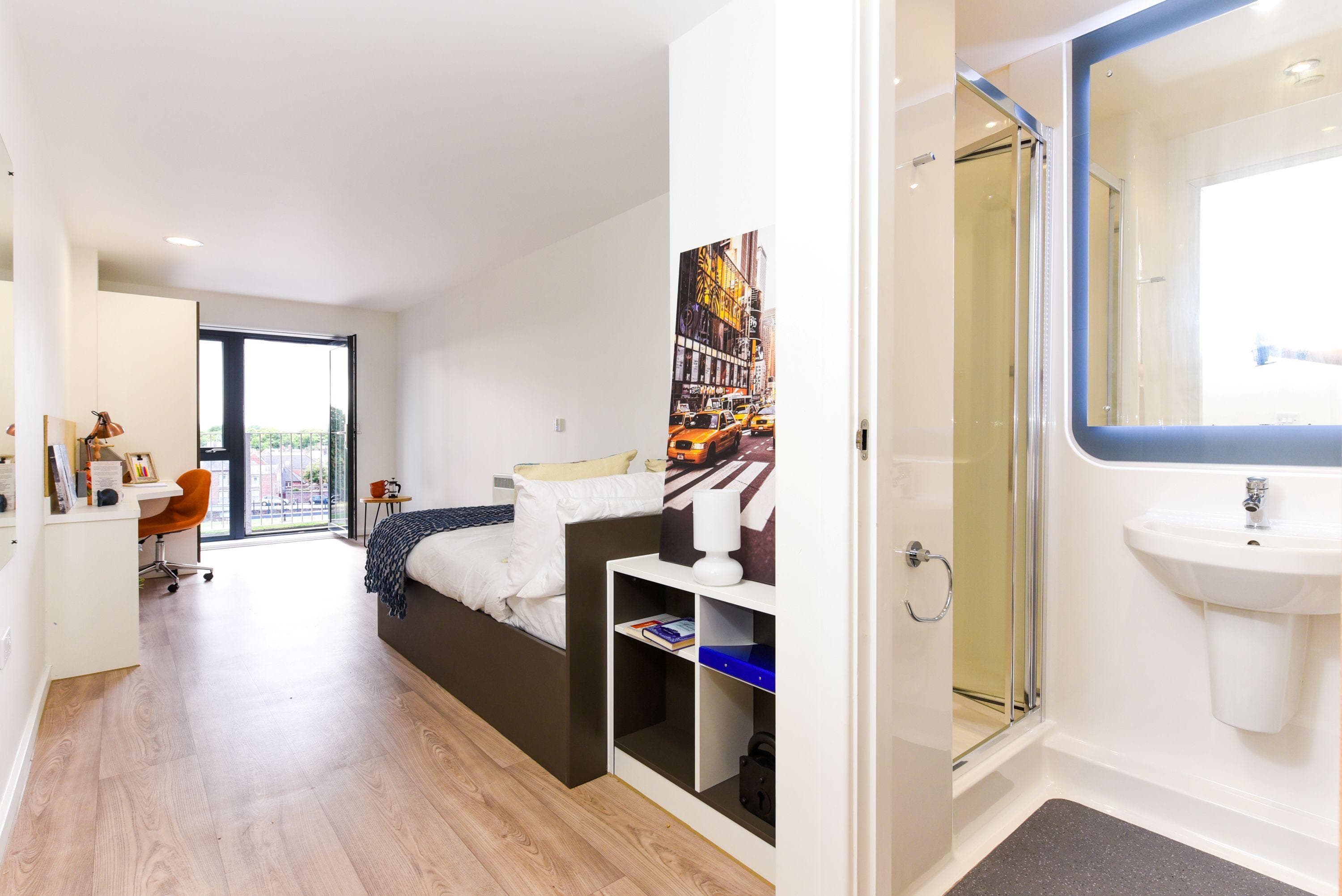 Chester-Towpath-ensuite-bronze-balcony