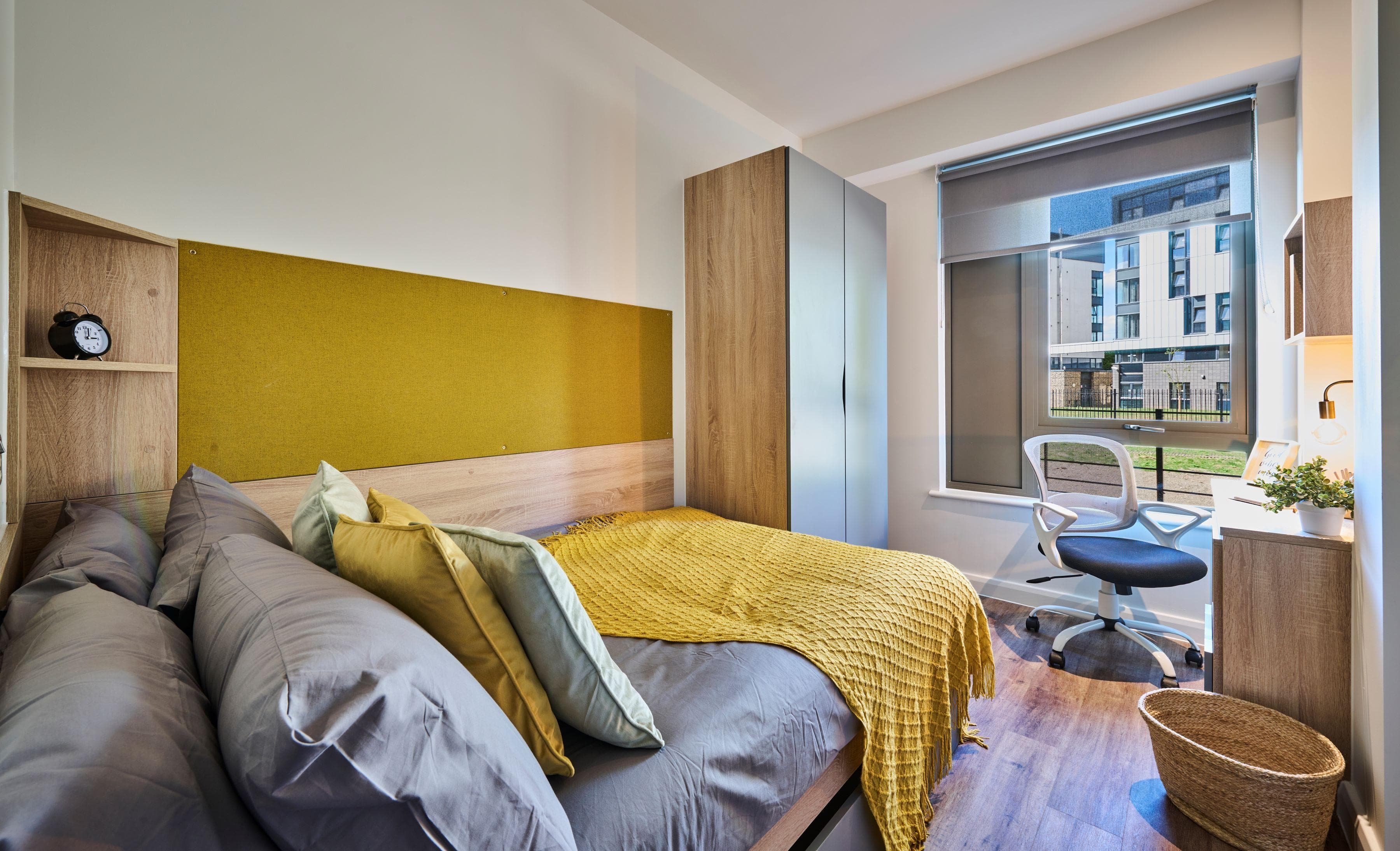 Deakins-Place-En-Suite-Bronze-3