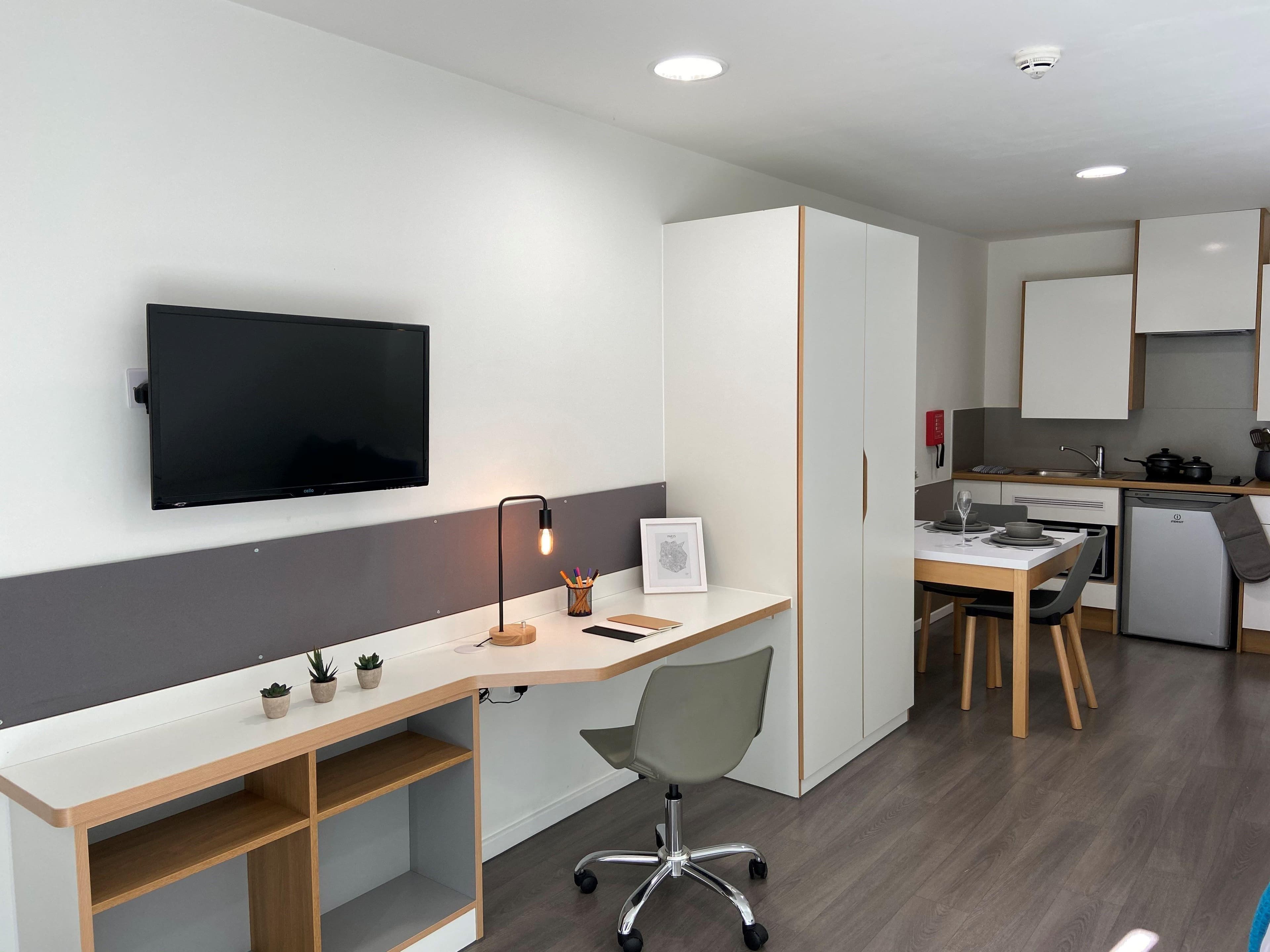 Desk-Landscape-Laycock-Studios-Studio-courtyard