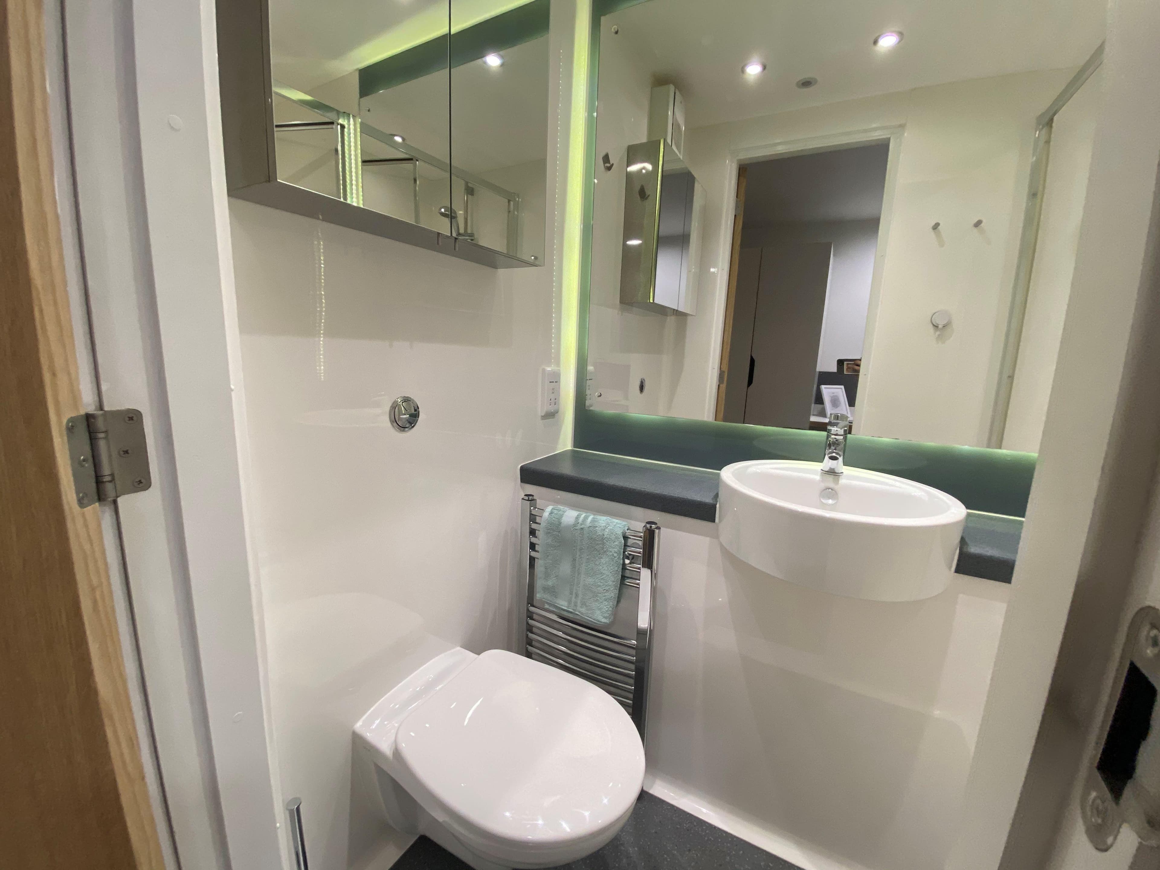 Bathroom-Landscape-Laycock-Studios-Studio-gold