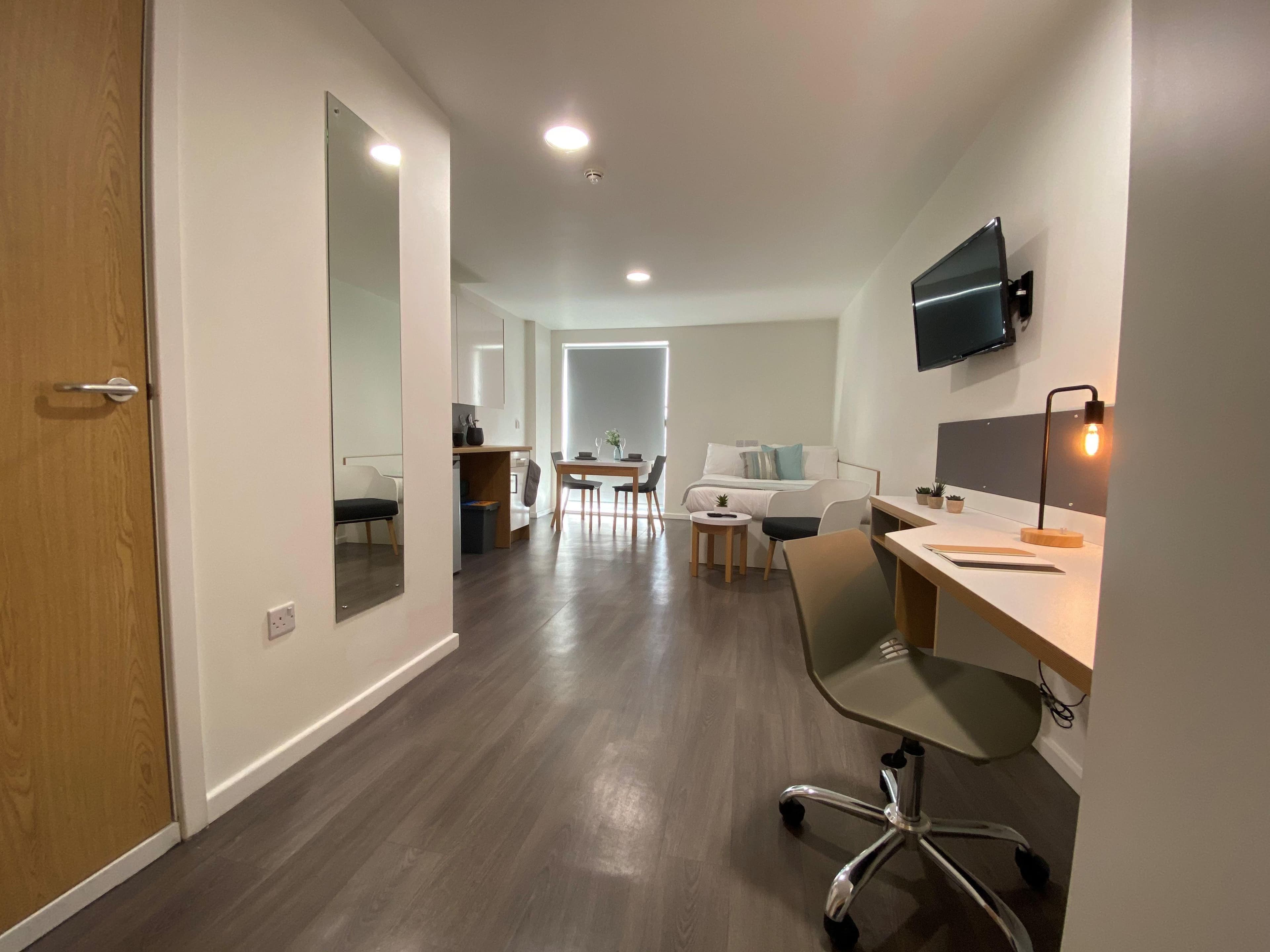 Full-room-Laycock-Studios-Studio-gold