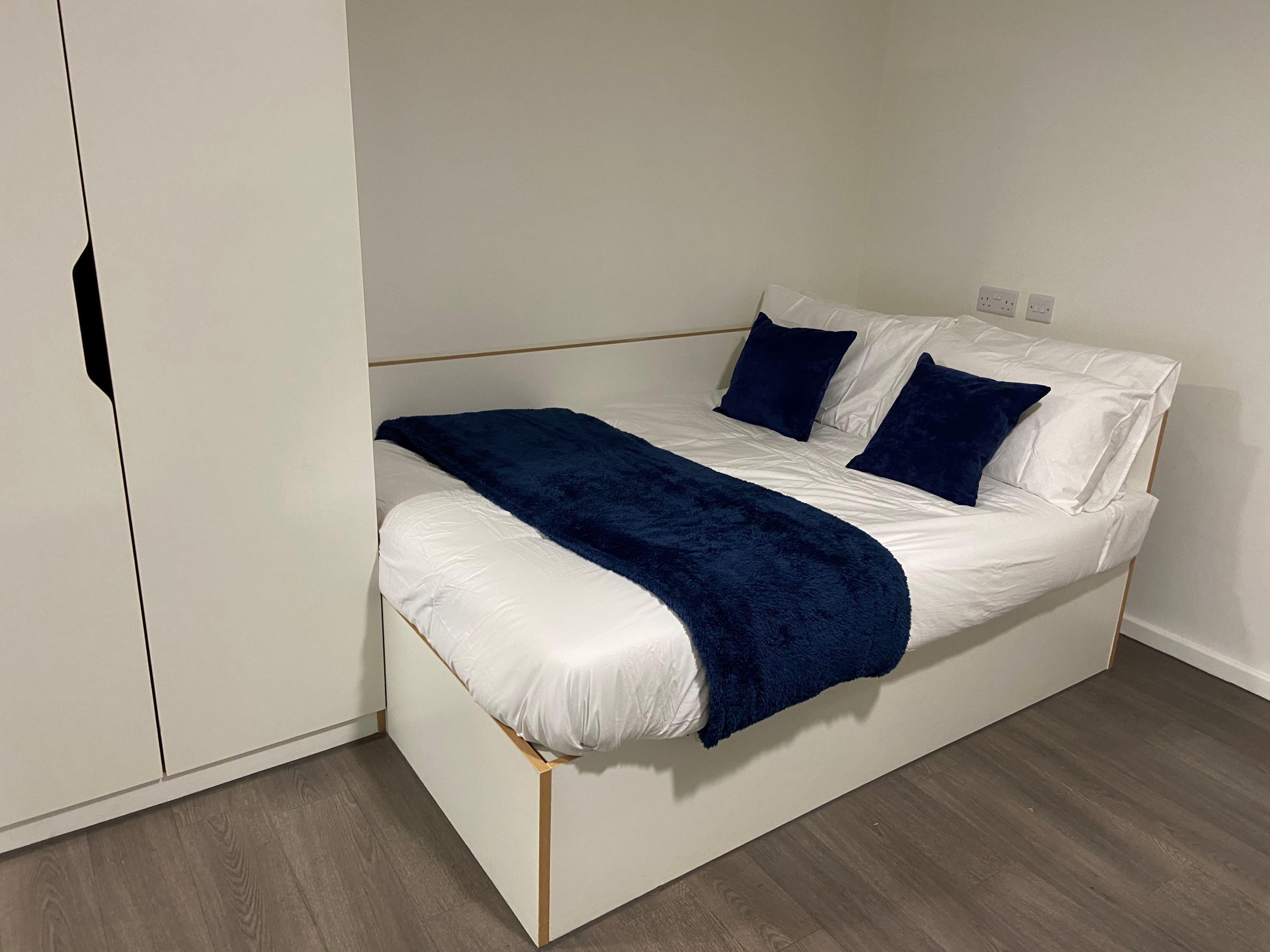 Bed-Landscape-Laycock-Studios-Studio-platinum