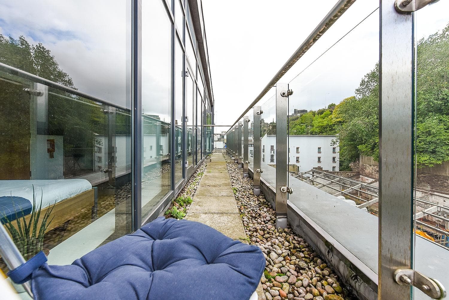 Edinburgh-Panmure-Ct-Studio-with-balcony-10