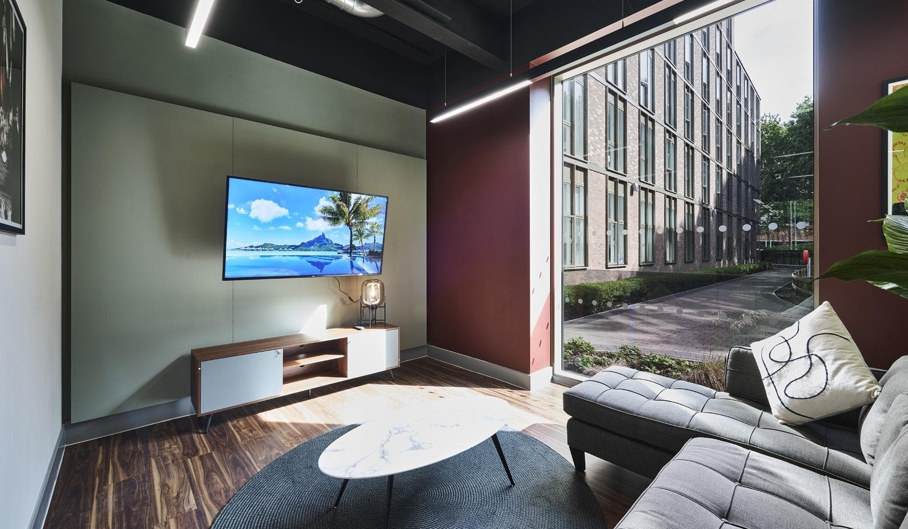 The_Oaks_snug-building-1