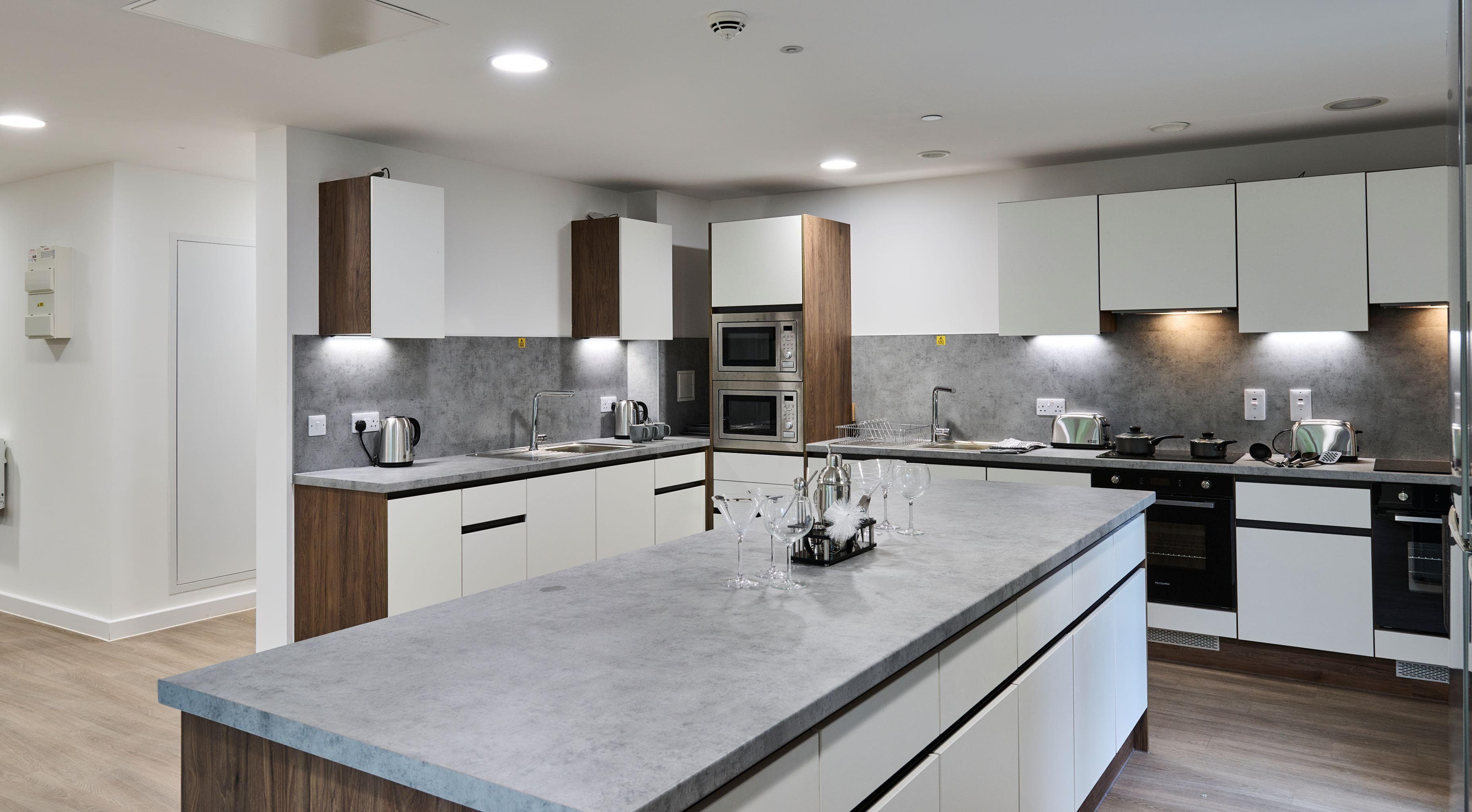 The_Oaks-Ensuite-Large-Flat