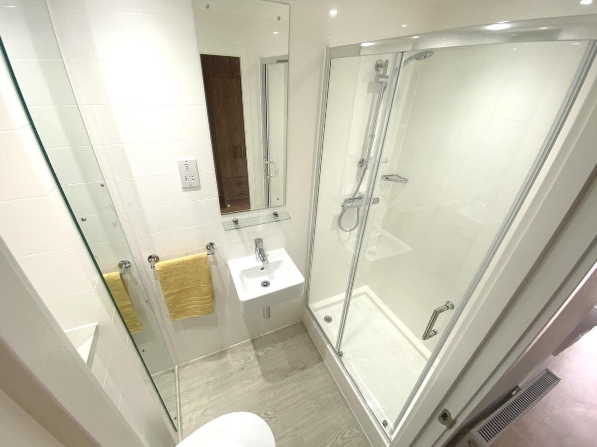 The-Oaks-En-Suite-Silver