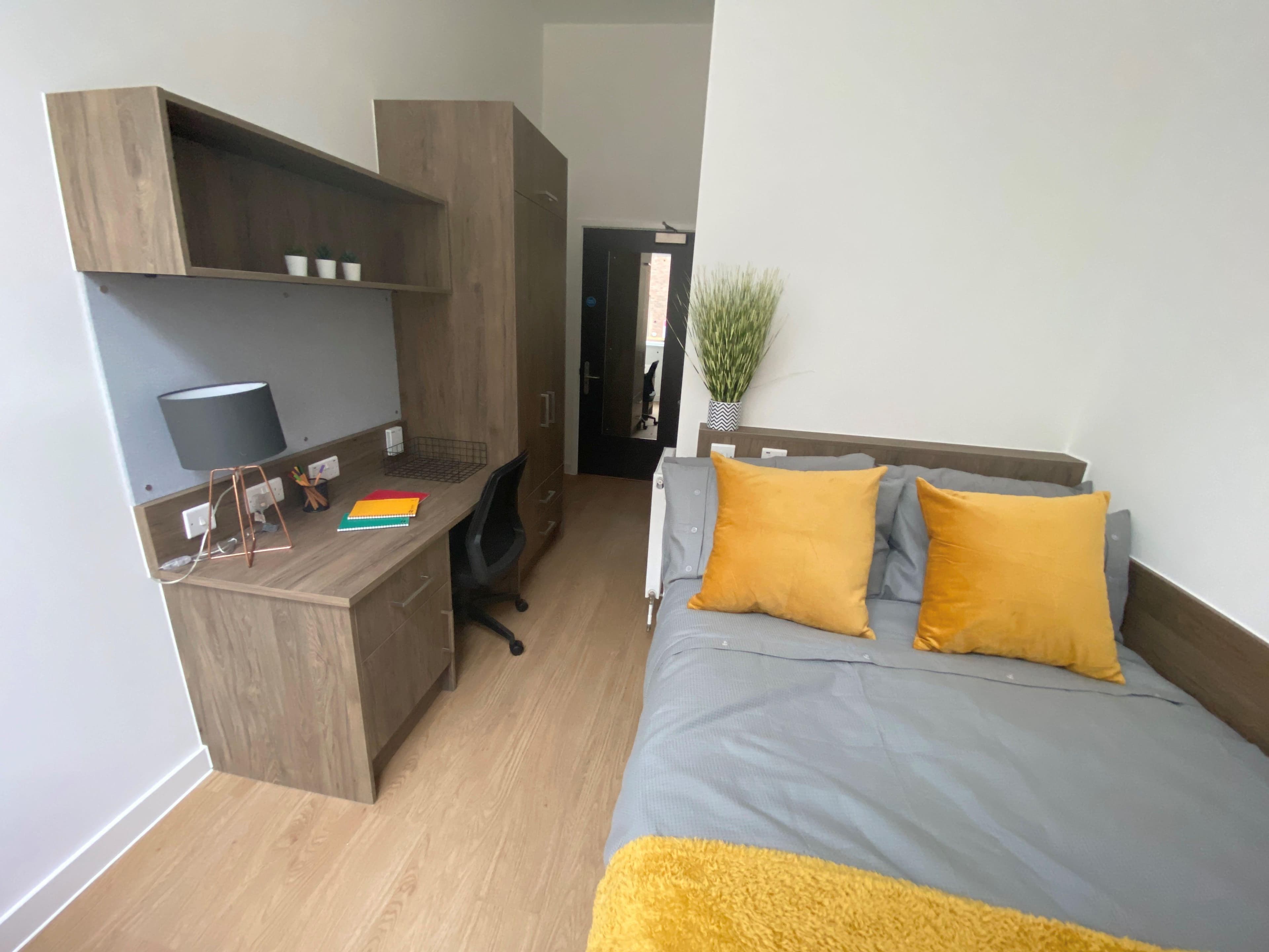 The-Oaks-Bronze-Ensuite