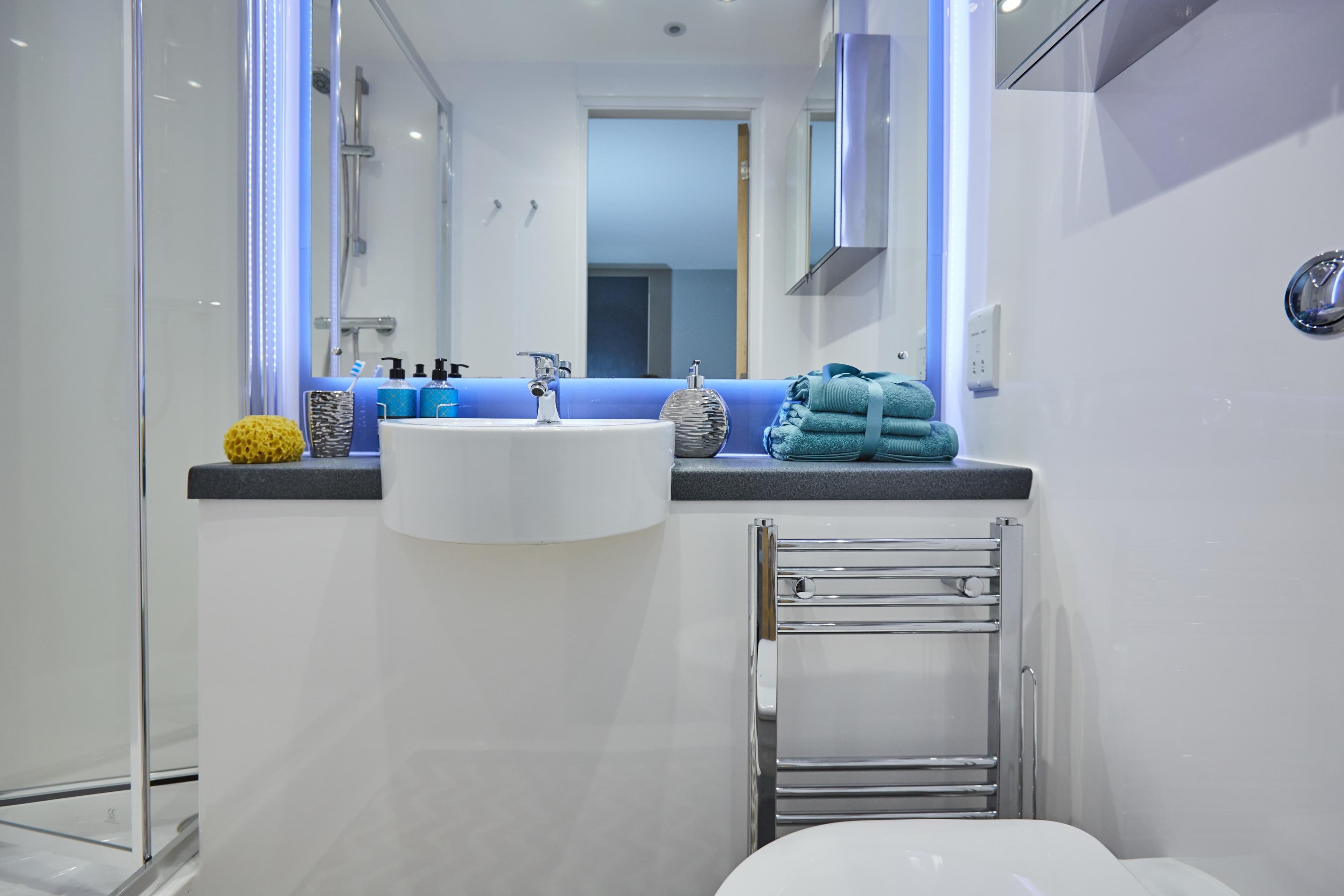 Studio-Bathroom-Mannequin-House